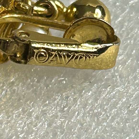 Vintage Avon Clip on Dangle Earrings Gold Plated Pearls on half Shells size 1.5" - Picture 9 of 15